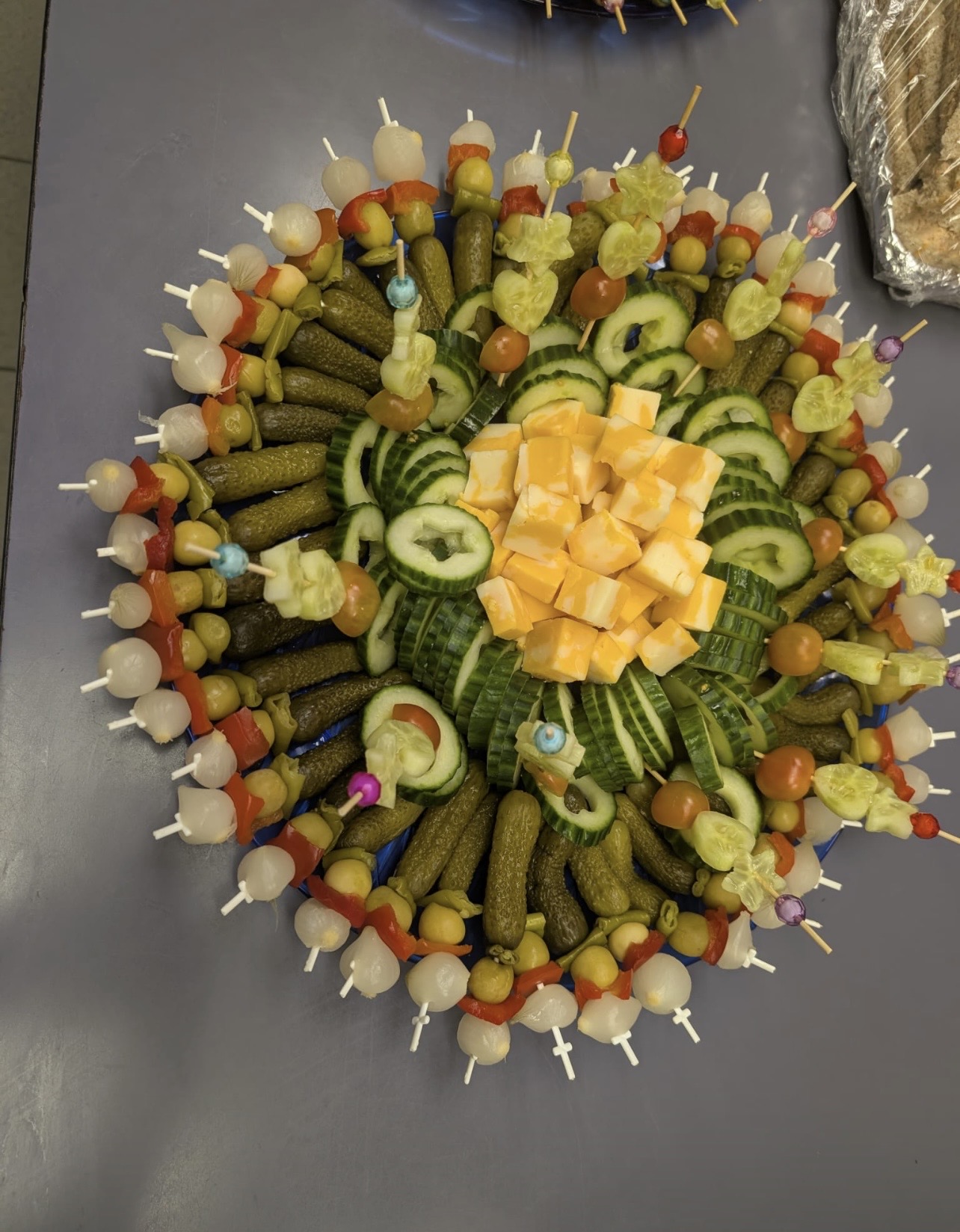 Plateau de cornichons et fromage
